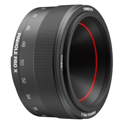 Objetiva fotográfica preta com inscrições PINHOLE PRO X e THINGYFY