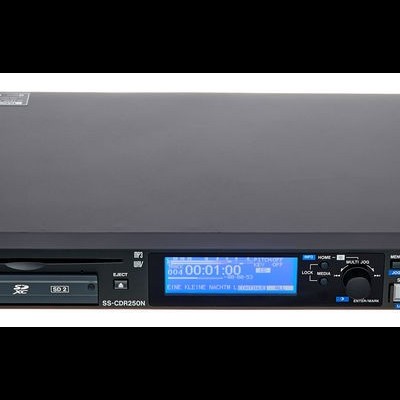 Aparelho de áudio TASCAM TS-AR1 rackmount preto com ecrã digital azul e botões