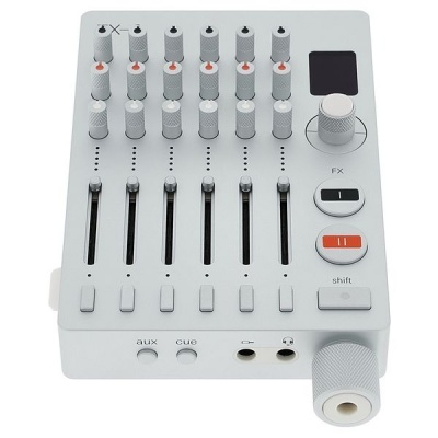 Mesa de mistura áudio branca com botões e faders