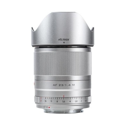 Objetiva fotográfica prateada VILTROX AF 23/1.4 M com protecção