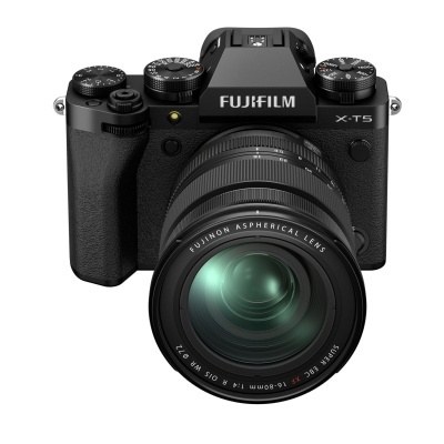 Câmara digital preta FUJIFILM X-T5 com lente FUJINON 16-80mm
