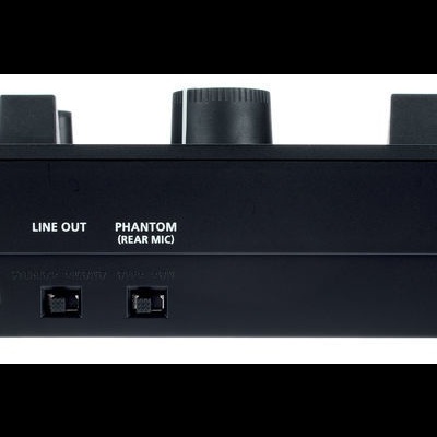 Equipamento preto com conexões de áudio rotuladas na traseira