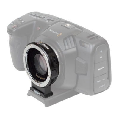 Adaptador de lente preto Metabones montado em câmera cinematográfica preta