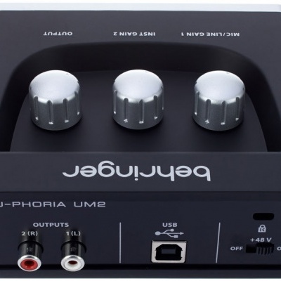 Interface de áudio Behringer U-PHORIA UM2 preta com botões e conexões visíveis