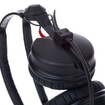 Auscultadores pretos com fio e arco ajustável em fundo branco