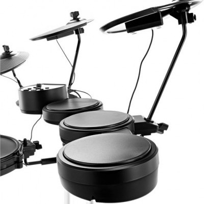 Bateria eletrónica preta com pads e pratos em fundo branco