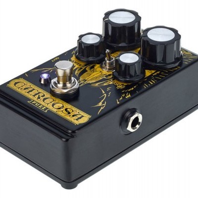 Pedal de guitarra preto com botões de controlo e texto GARGOŞA FUZZ.