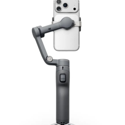 Estabilizador cinzento com telemóvel branco e tripé