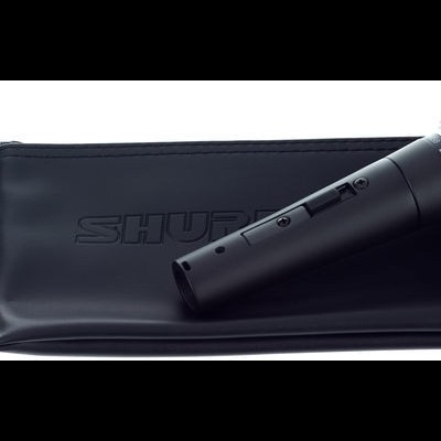 Microfone preto com estojo e suporte em fundo branco