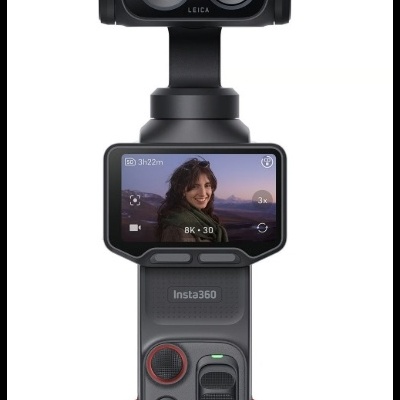Câmara Insta360 preta com ecrã digital e lentes Leica
