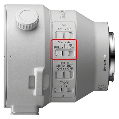 Lente de câmara branca com vários botões e marcações para foco e modos