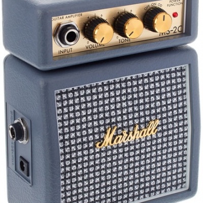 Mini amplificador de guitarra Marshall cinza com botões dourados e uma grelha frontal com o logo Marshall