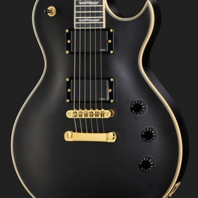 Guitarra elétrica preta com ponte dourada e botões pretos