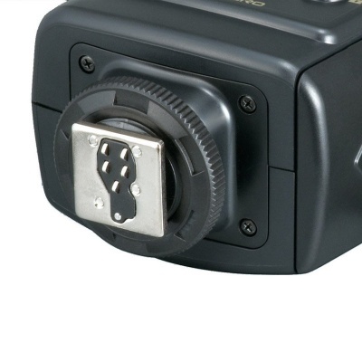 Close-up de conector metálico num dispositivo eletrônico preto