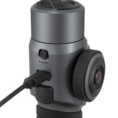 Dispositivo tecnológico cinzento com roda preta e porta USB ligada.