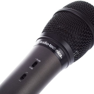 Microfone preto audio-technica com interruptor e grelha em metal