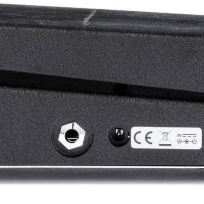 Pedal de efeito para guitarra preto com etiqueta CE