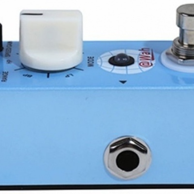 Pedal de efeito musical azul claro com botões e entradas