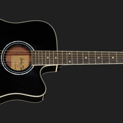 Guitarra acústica preta com acabamento brilhante e cordas metálicas