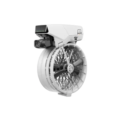 Máquina fotográfica Polaroid branca com lente quadrada e estrutura circular intrincada em fundo branco