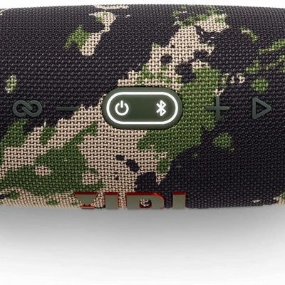 Coluna portátil JBL camuflada em verde, preto e bege com botões de controlo