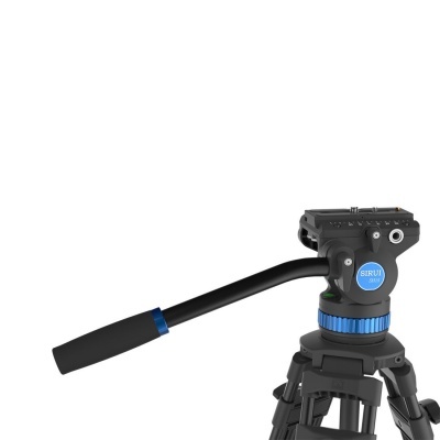 Tripé fotográfico preto com detalhes azuis e pega longa