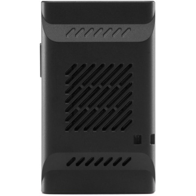 Dispositivo retangular preto com ventilações diagonais e cantos arredondados