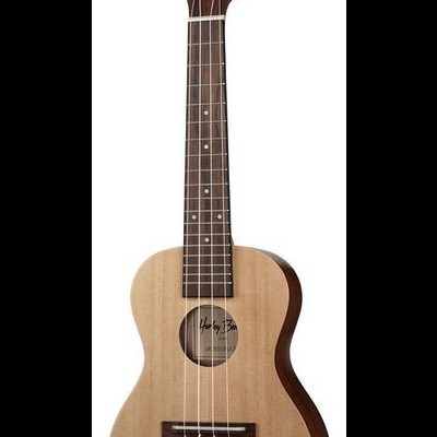 Ukulele de madeira clara com cordas brancas e cabeça com logo Hayley Berry