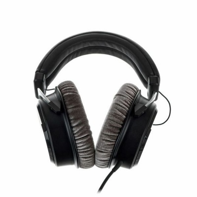 Headphone over-ear preto com almofadas cinzentas e cabo