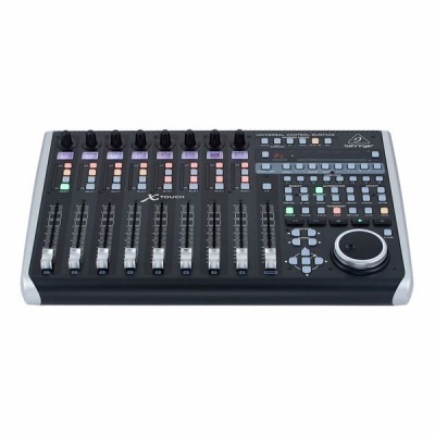 Mesa de misturas digital Behringer X-Touch preta com faders e botões iluminados