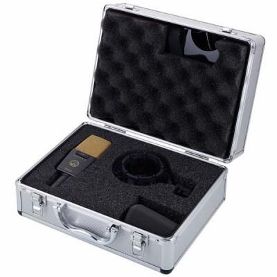 Mala prateada aberta com microfone e acessórios em espuma preta