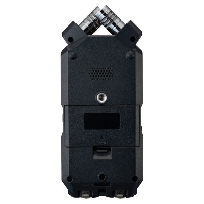 Gravador de áudio portátil preto com microfones em 'V' e ecrã digital.