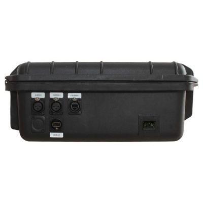 Caixa preta robusta com conectores áudio, Ethernet e USB