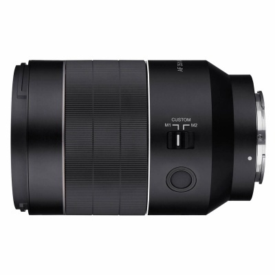 Objetiva fotográfica preto com seletor de modos CUSTOM e montagem metálica.