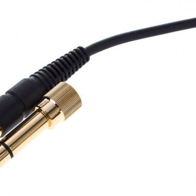 Cabo de áudio com dois conectores jack dourados e cabo preto