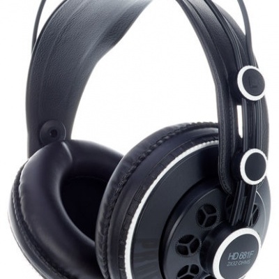 Headphones over-ear pretos com detalhes brancos e almofadas de couro sintético.