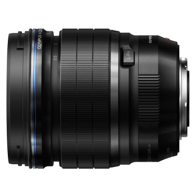 Objetiva fotográfica Olympus M.Zuiko Digital ED 12-40mm 1:2.8 PRO preta com anéis texturizados e detalhes em azul