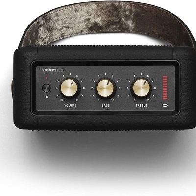 Aparelho de áudio portátil preto com botões dourados e alça prateada