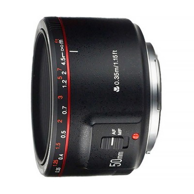 Objetiva fotográfica 50mm preta com botão AF/MF e marcações de distância.