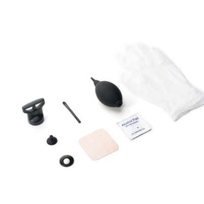 Kit de limpeza e manutenção com luva branca e acessórios pretos sobre fundo branco