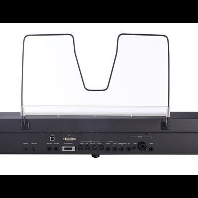 Teclado eletrónico KETRON SD9 preto com suporte transparente para partituras.