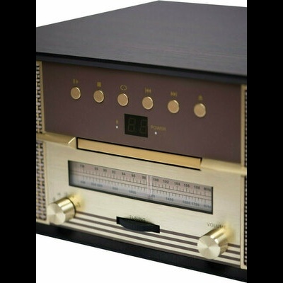 Rádio vintage castanho escuro com detalhes dourados e botões redondos