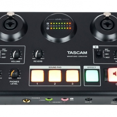 Interface de áudio preta TASCAM TM-80 com botões e microfones