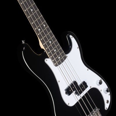 Guitarra elétrica preta com escala escura e placa branca