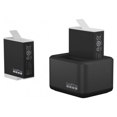 Dois objetos quadrados negros com texto GoPro, um montado numa base maior, sobre fundo branco