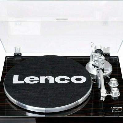 Gira-discos Lenco com tampa transparente, base em madeira escura e prato preto com logótipo