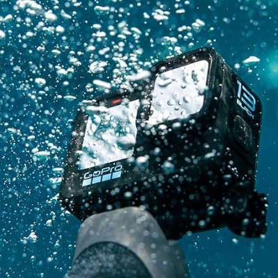 Câmara de ação GoPro preta submersa em água com bolhas