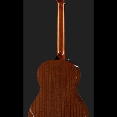 Traseira de guitarra acústica em madeira castanha com textura, clavijas brancas e douradas