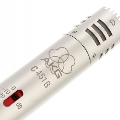 Microfone condensador prateado AKG C 451 B com regulador de atenuação.