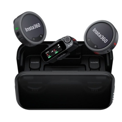 Kit de câmara Insta360 com módulos de lente e controlo remoto num estojo preto